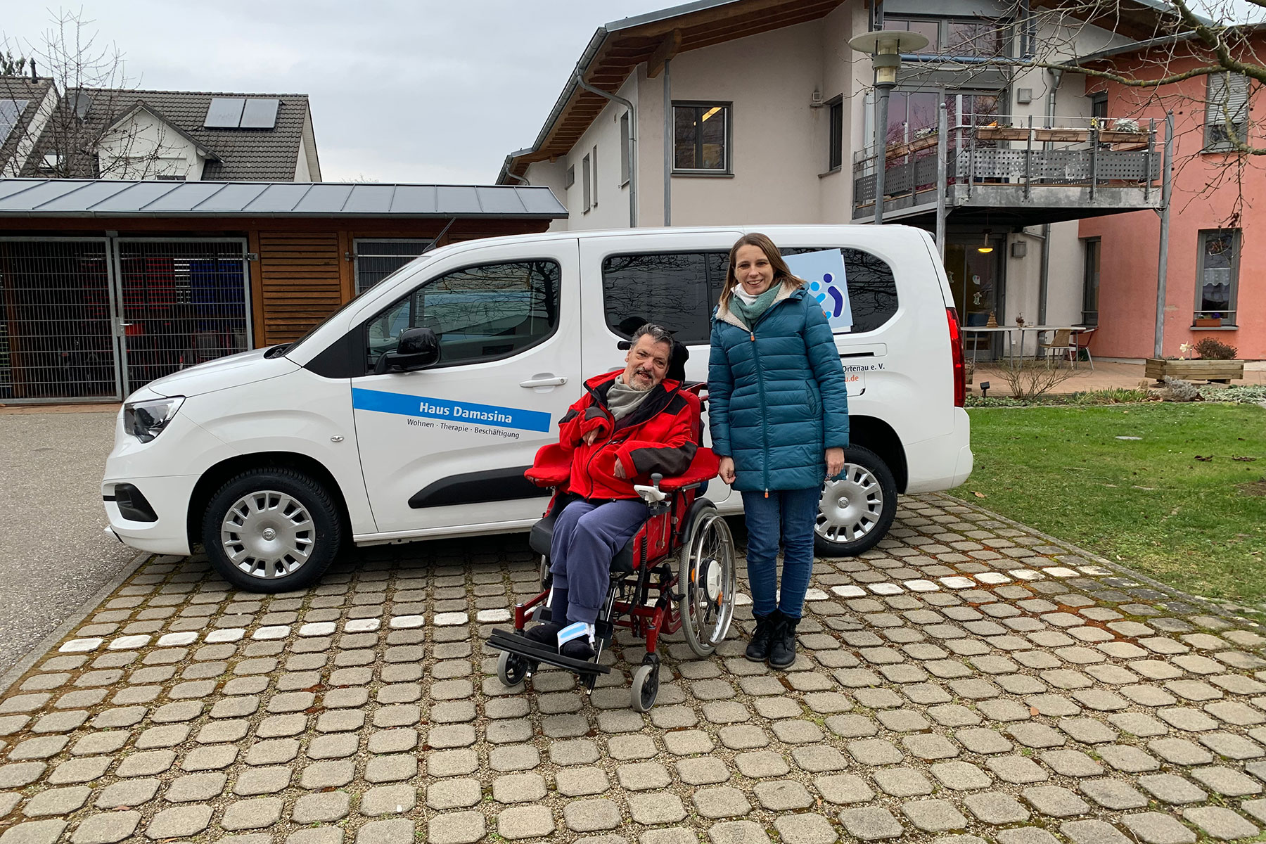 Fahrdienst vor dem Haus Damasina