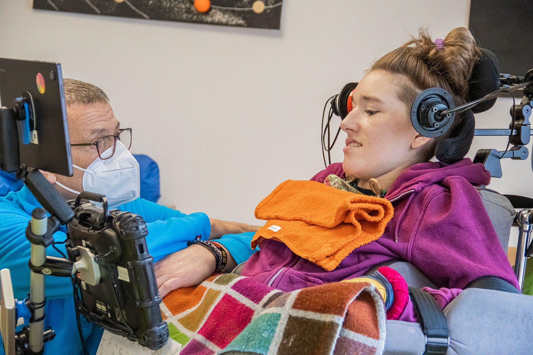 Unterstützung Bewohnerin im Rollstuhl