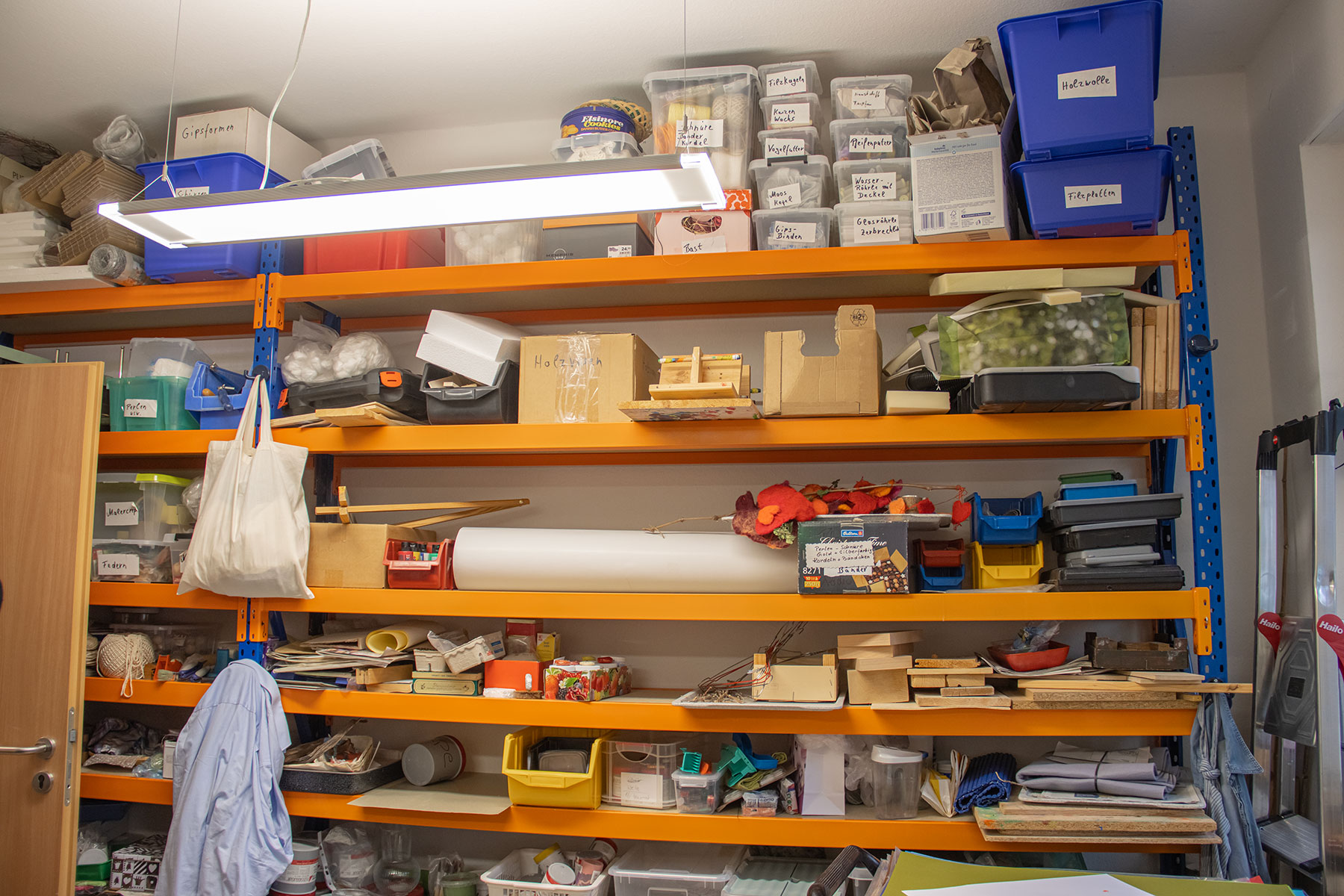 Materialien im Schrank